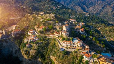 Luftaufnahme des Dorfes Savoca in Sizilien, Italien, bekannt aus den Pate-Filmen